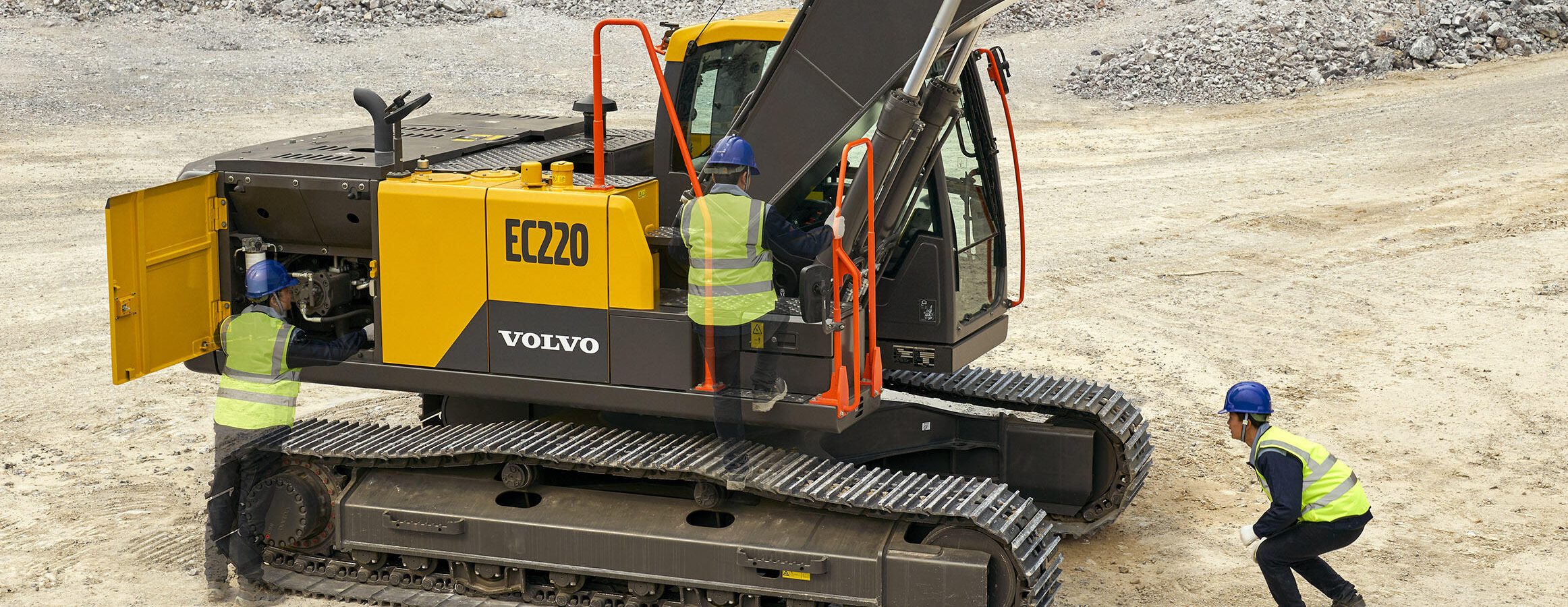 Complete routine servicing with speed and ease thanks to a range of features including grouped greasing points and filters accessible from the ground level. Anti-slip plates and high-visibility handrails allow operators and technicians to negotiate the machine exterior safely and easily.
